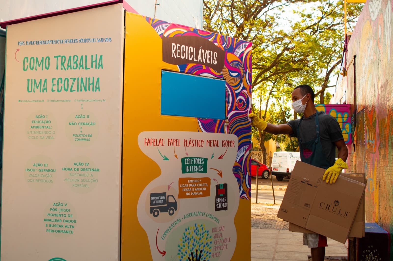 An Instituto Ecozinha worker at a recyclables bunker in Brasília