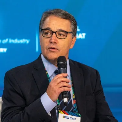 Dan Ioschpe speaking at an event