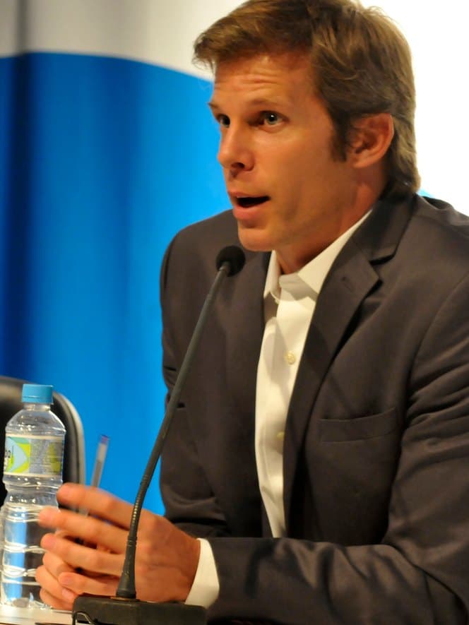 Ian McKee falando ao microfone em uma coletiva de imprensa