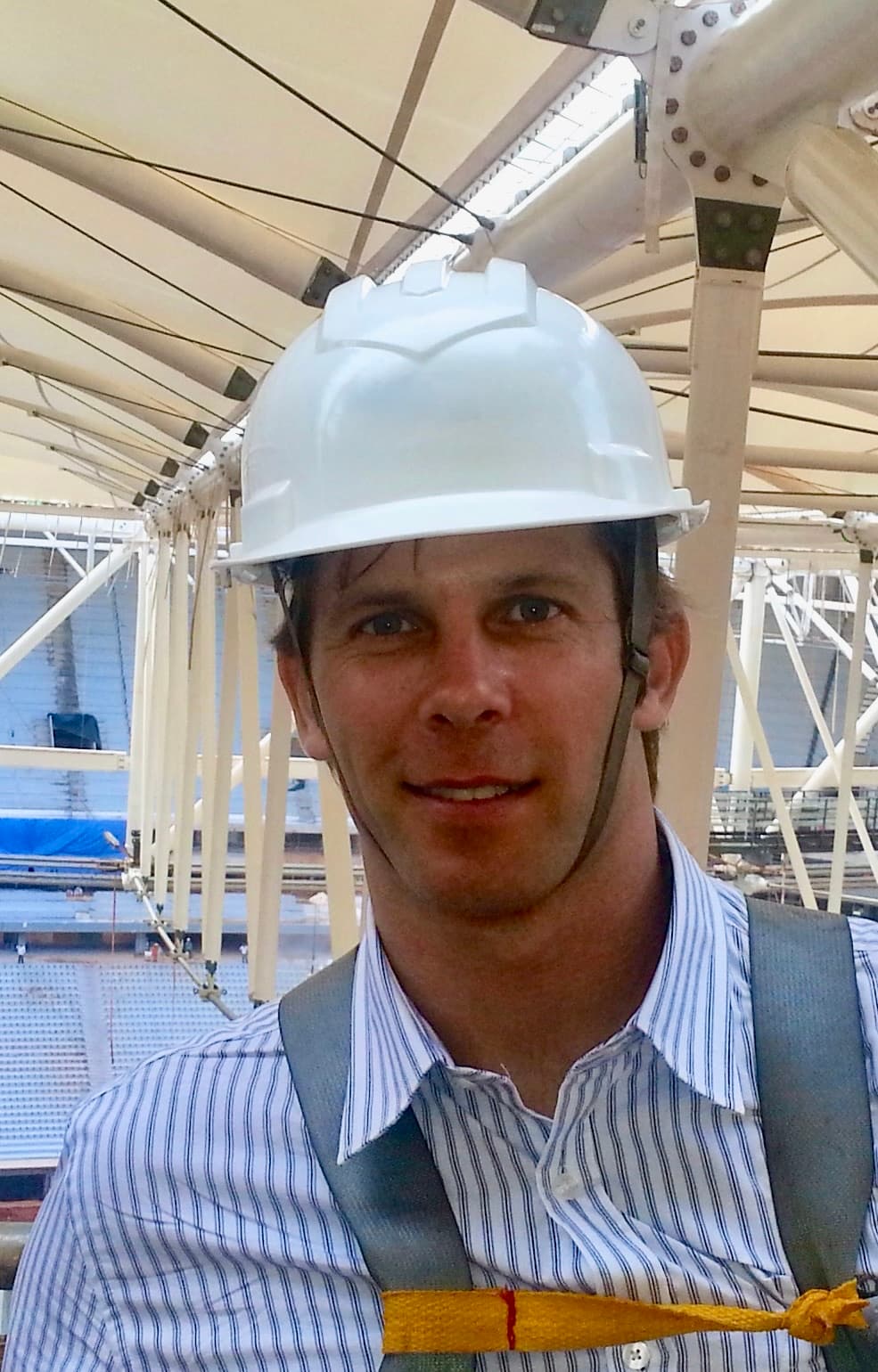 Ian McKee dentro do Estádio Nacional durante a construção