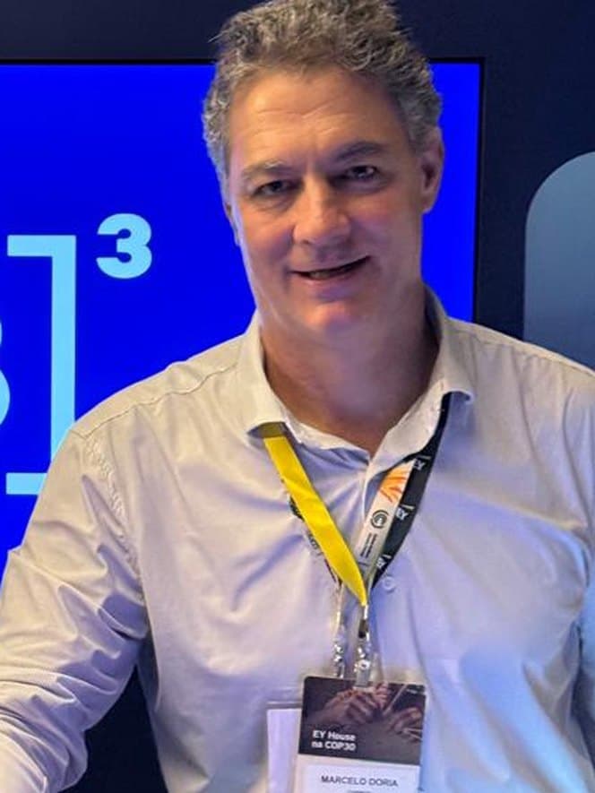 Marcelo Doria no EY House durante a COP30, com o crachá do evento
