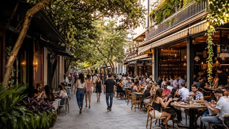 Uma rua de restaurantes ilustrativa, com pessoas jantando, pedestres e árvores.
